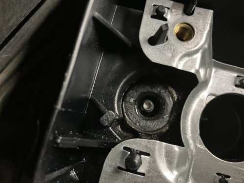 エンジンヘッドカバー中央一番奥（4番目）のグロメットの状態
