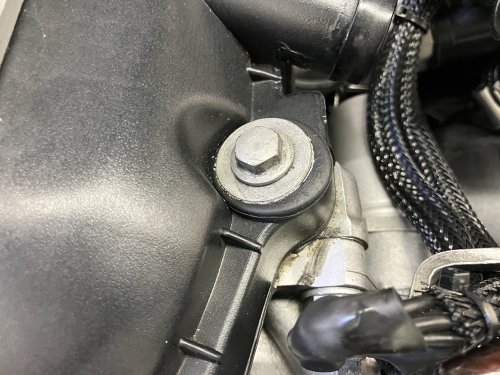 エンジンカバー外周のボルト下のグロメットの状態