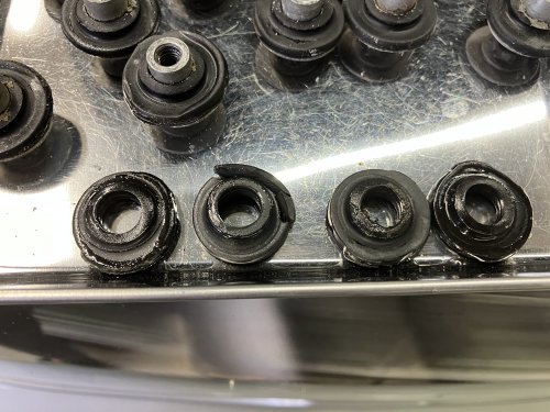 スパークプラグ並びの4つのボルト下のグロメットの状態