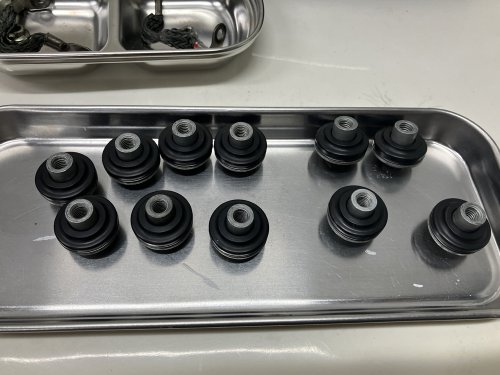 ボルトにグロメットを装備した状態