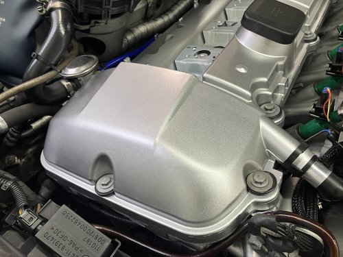締め付け完了後のアルミエンジンヘッドカバー