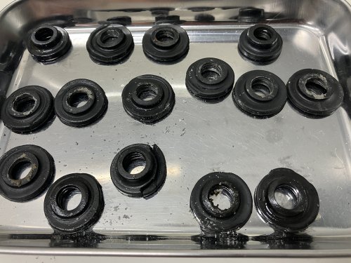 取り外したグロメットの状態