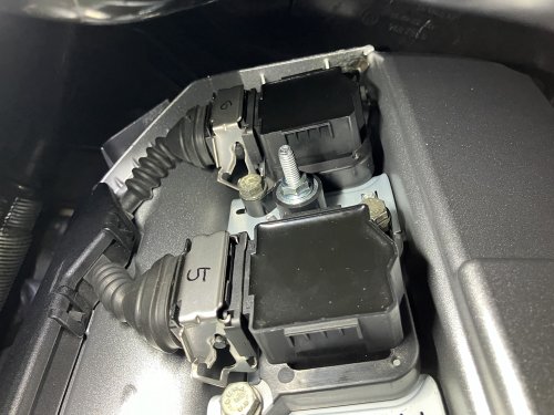 ゴム足の締め付けはM6のフランジ付きナットを使用して締め付けた
