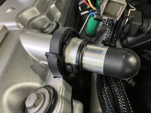 アルミエンジンヘッドカバーのブローバイホース接続部分