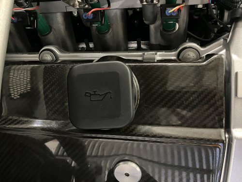 オイルフィラーキャップが少し斜め