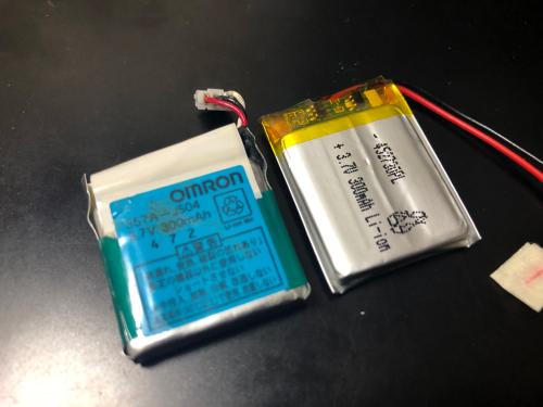カーモニ500のリモコン電池と購入したリチウムポリマー電池の比較
