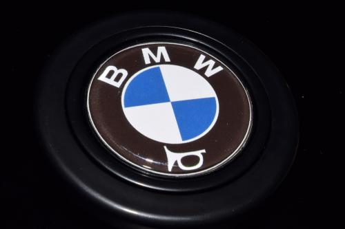 HKB SPORT　写真が入るホーンボタンにBMWロゴ