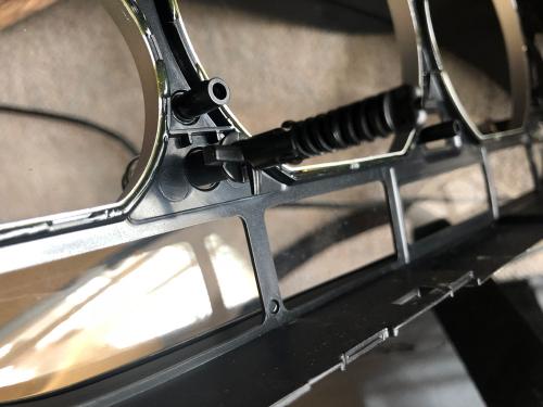 右ボタン軸のボタンを押す部分の爪も破損していた